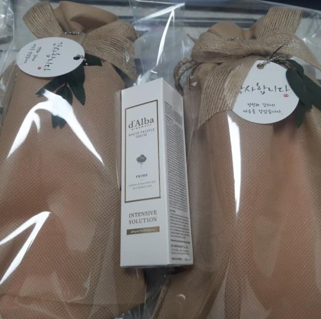블루 선물 박스와 쇼핑백 포장